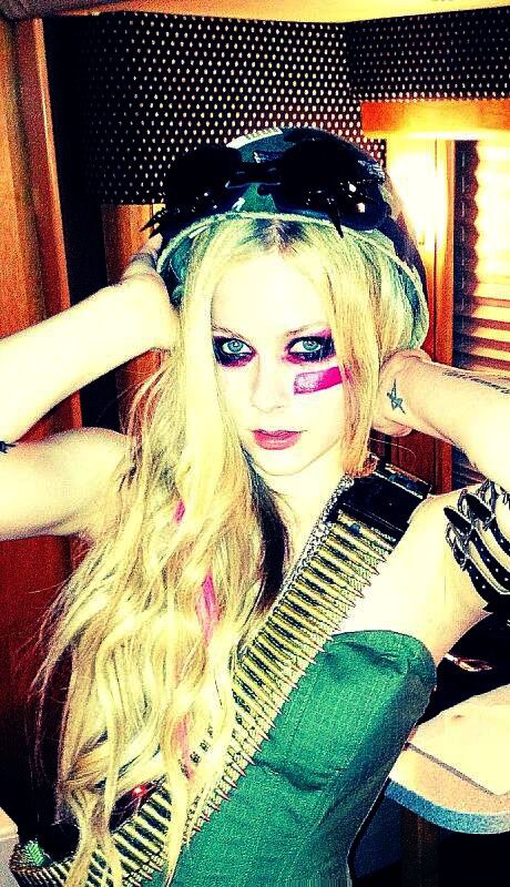 Avril Lavigne Shares Photos From Rock N Roll Music Video Shoot Avril Lavigne Shares Photos From Rock N Roll Music Video Shoot