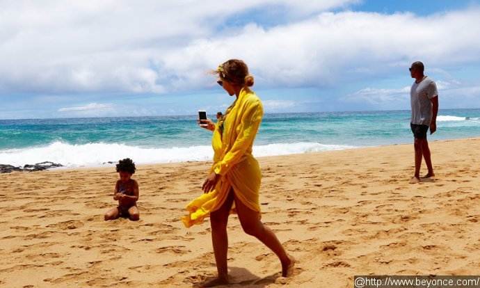 Beyonce Gives a Hint of 'Lemonade' During Hawaiian Getaway With Jay-Z and Blue Ivy