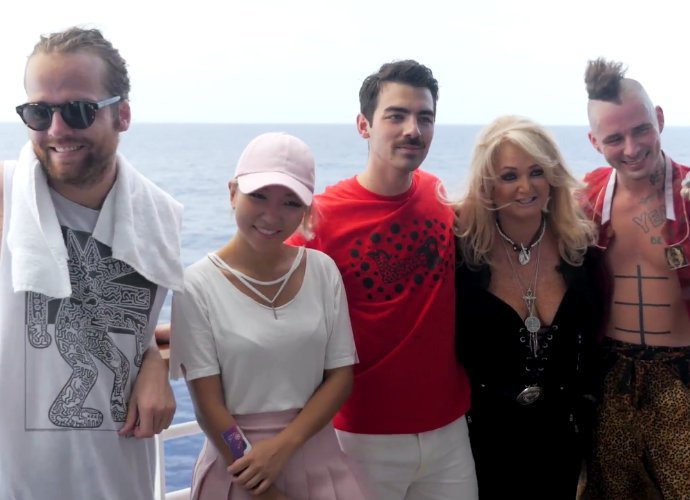 Bonnie Tyler Teams Up With DNCE to Perform 'Total Eclipse of the Heart' During Solar Eclipse