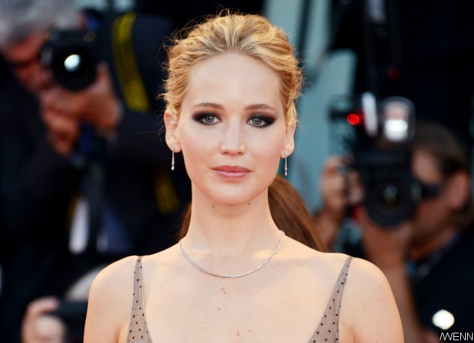 Braless Jennifer Lawrence Hits Red Carpet of 'mother!' Premiere With Darren Aronofsky