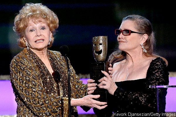 Carrie Fisher Presents Mom Debbie Reynolds With Life Achievement Award at SAG Awards