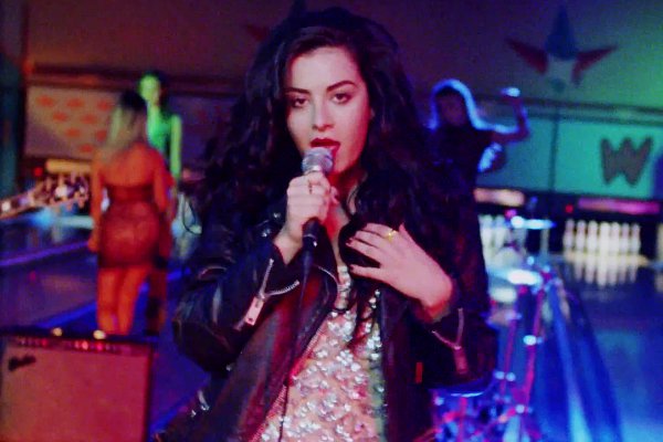 Charli XCX Parties After 'Breaking Up'  With Her Boyfriend in New Music Video
