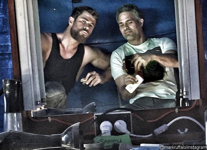 Chris Hemsworth Sports Shorter Hair in 'Thor: Ragnarok ... Chris Hemsworth Sports Shorter Hair in 'Thor: Ragnarok ...