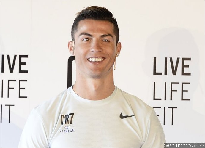 Cristiano Ronaldo Teases His Naked Photo - Take a Peek Now!