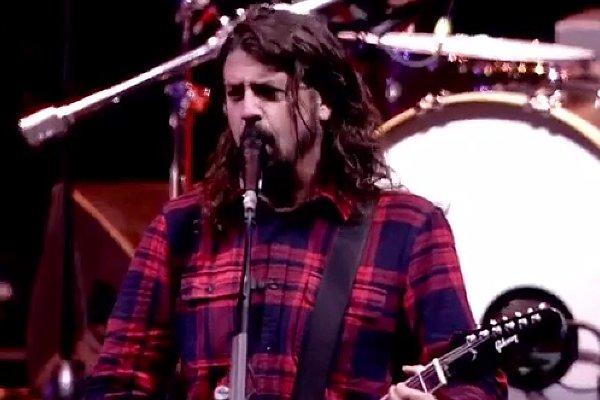 Dave Grohl Is 'Obsessed' With Taylor Swift, Dedicates Songs to Her at Concert