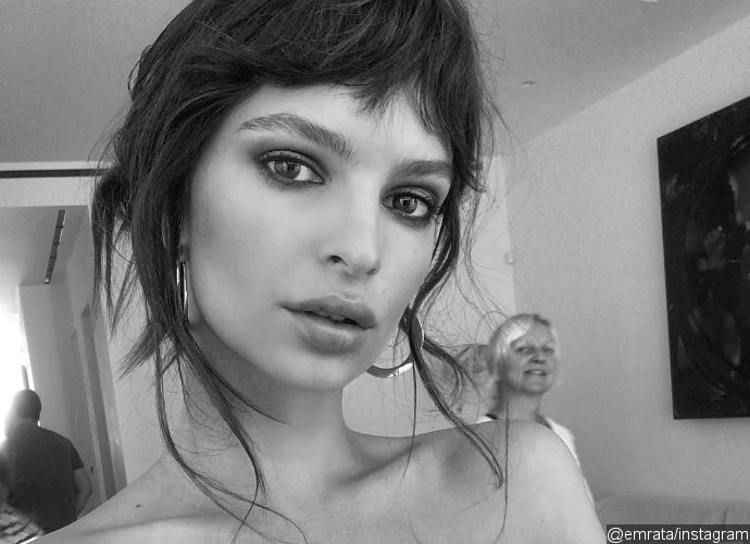 Emily Ratajkowski Bares Cleavage In Provocative Topless Selfie 