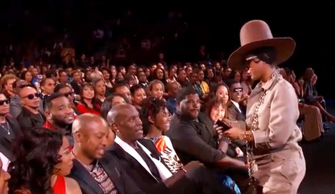 Erykah Badu Scolds Tyrese Gibson for Talking on Phone While She Performs 'Phone Down'