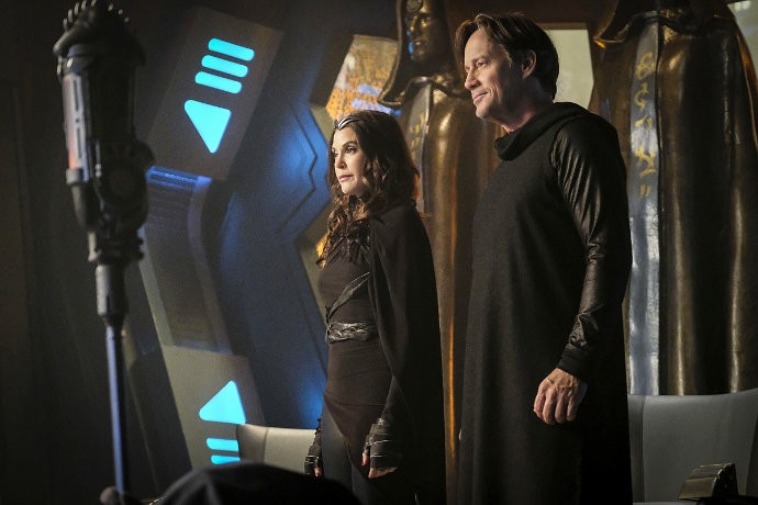 New Pictures of Teri Hatcher and Kevin Sorbo on 'Supergirl'