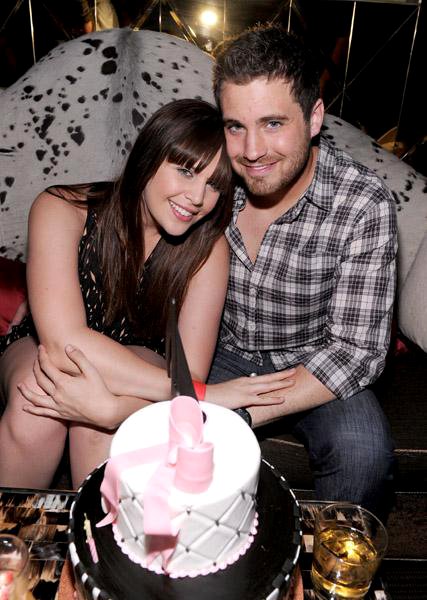 lady antebellum 39 s hillary scott expecting a baby with bun chart