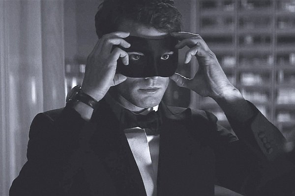 Jamie Dornan Puts on Mask in First 'Fifty Shades Darker' Picture