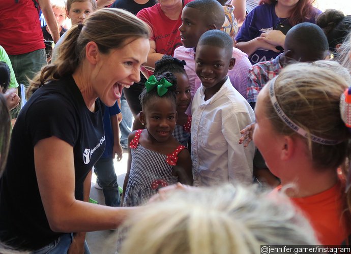 Jennifer Garner Hands Out Donations to Children Affected by Hurricane Harvey