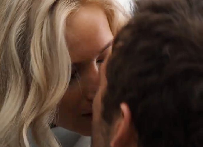 Jennifer Lawrence Cozies Up to Chris Pratt in Space in First 'Passengers' Footage