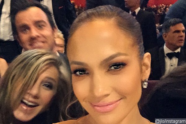 Jennifer Lopez Is Photobombed by Jennifer Aniston and Justin Theroux at Oscars