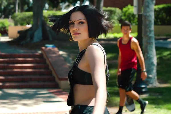 Jessie J Premieres Music Video for 'Pitch Perfect 2' Song 'Flashlight'