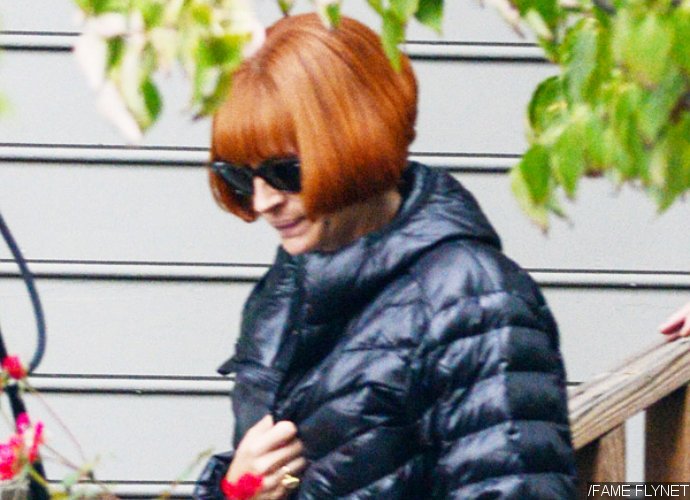 Julia Roberts Channels Anna Wintour on 'Mother's Day' Set