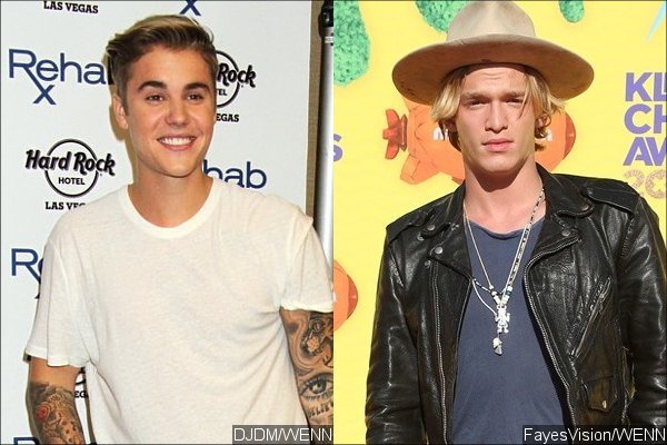 Video: Justin Bieber and Cody Simpson Play Impromptu Duet at West Hollywood Restaurant