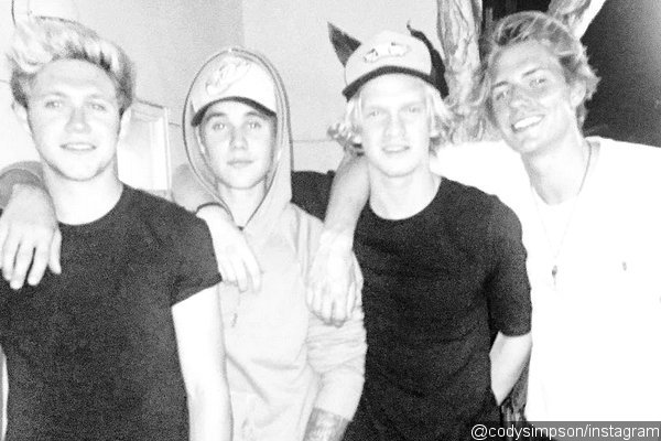 Video: Justin Bieber, Cody Simpson and Niall Horan Perform 'Home to Mama' Together