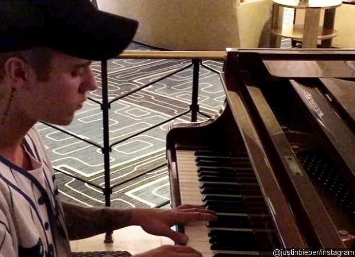Watch Justin Bieber Impressively Cover 'Work' and 'Hotline Bling' on Piano
