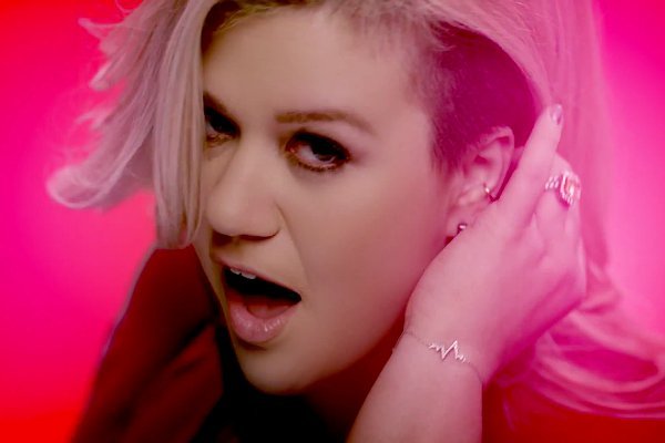 Kelly Clarkson Reveals She Lost Her Voice Afer Giving Birth, Thought Career Was Over