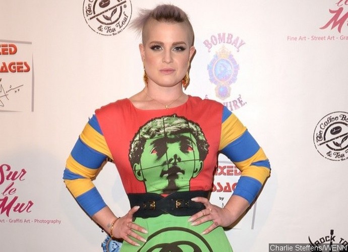 Kelly Osbourne Shows Her Derriere While Struggling to Get Out of Her Dress