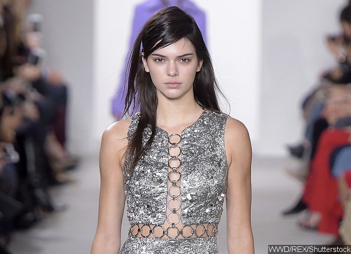 Kendall Jenner Barely Wears Makeup on NYFW Runway