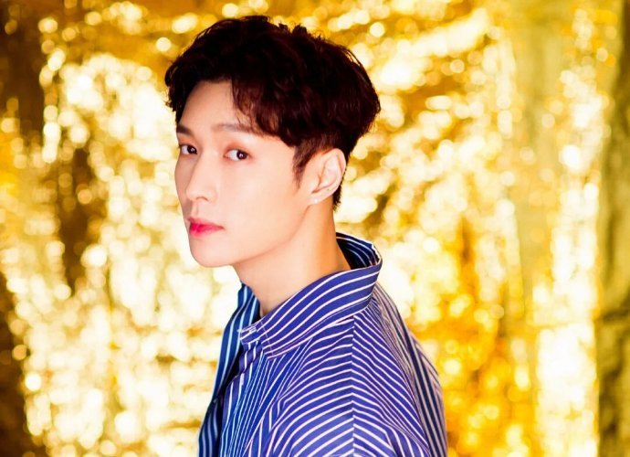EXO's Lay Moves Everyone's Heart With This Sweet Picture With His Mother