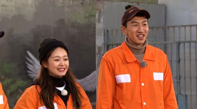 Lee Kwang Soo Playfully Proposes to Jeon So Min on 'Running Man'