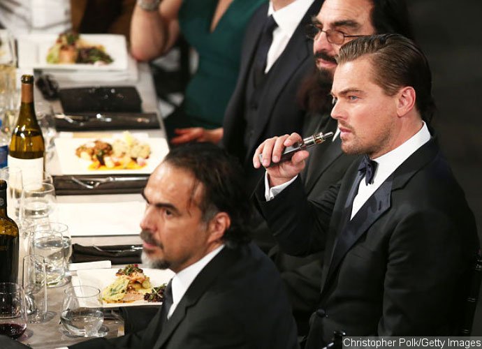 Leonardo DiCaprio Uses Vape Pen at SAG Awards 2016