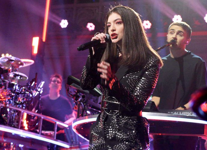Did Lorde Lip-Sync While Joining Disclosure on 'Saturday Night Live'?