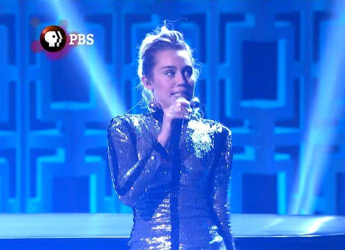 Miley Cyrus Flubs Bill Murray Tribute Performance, Blames Smoking for It
