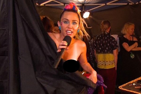 MTV VMAs 2015: Miley Cyrus Flashes Bare Breast During Live TV