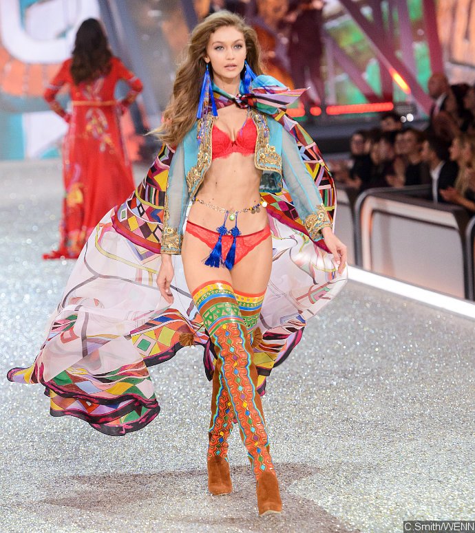 Oops Gigi Hadid Suffers Wardrobe Malfunction At Victoria S Secret