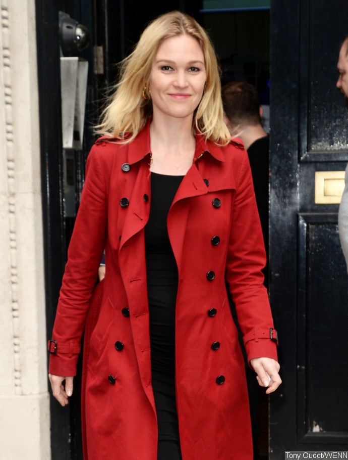 Julia Stiles Is Pregnant With First Child See Her Baby Bump