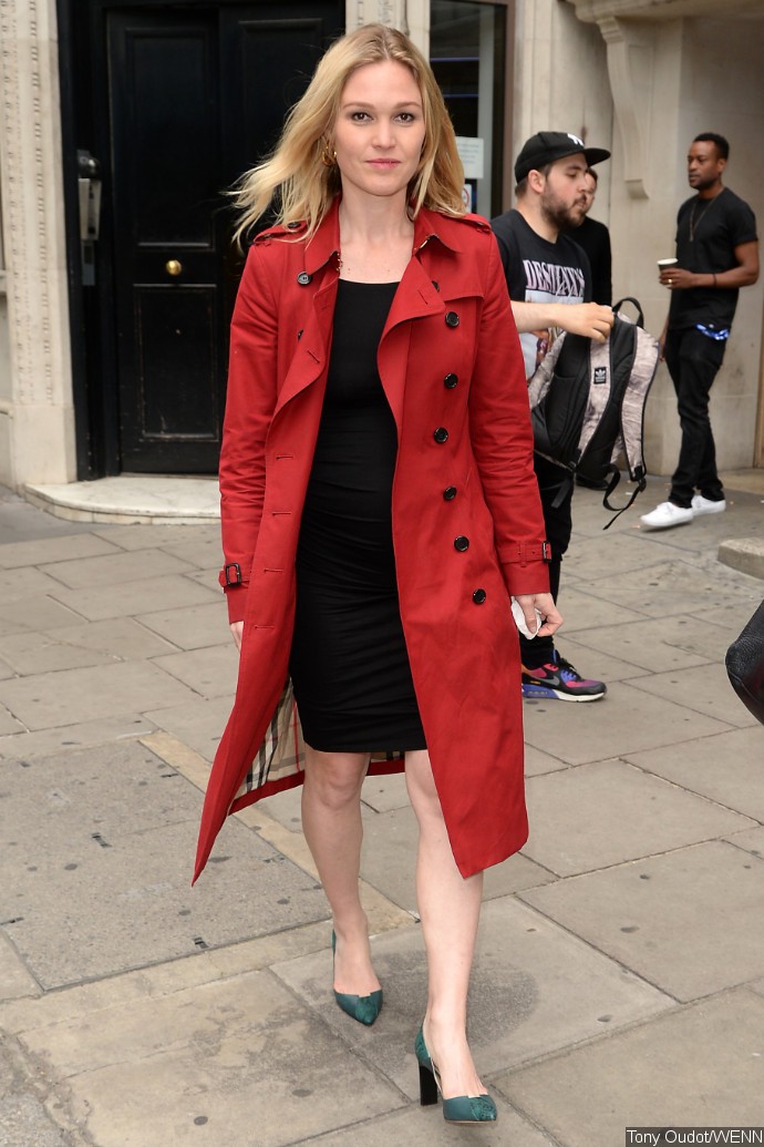 Julia Stiles Is Pregnant With First Child See Her Baby Bump
