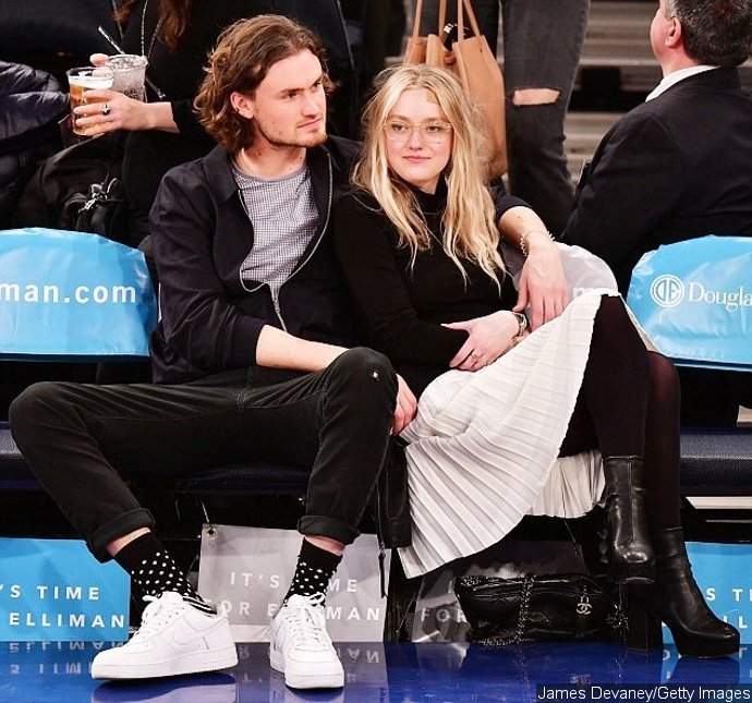 Dakota Fanning And Bf Henry Frye Share Courtside Kiss At Knicks Game