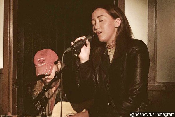 Video: Miley Cyrus' Sister Noah Sings With Dad Billy Ray at Open Mic Night