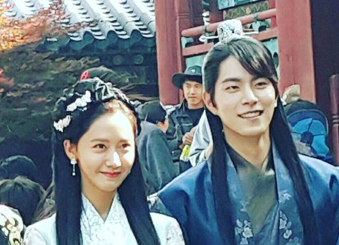 This Picture of Hong Jong Hyun Teasing Yoona on 'King in Love' Set Just Proves Their Closeness