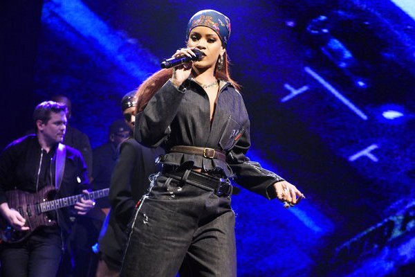 Video: Rihanna Performs on 'Saturday Night Live'