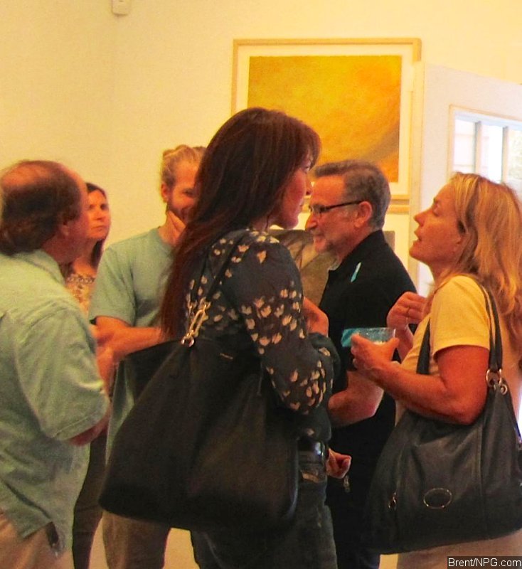 Robin williams last photographed at an art gallery before his suicide