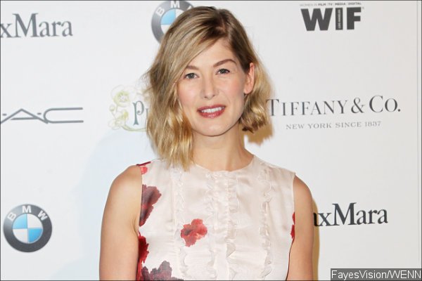 Rosamund Pike in Talks to Star in 'The Deep Blue Good-by'