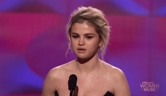 Selena Gomez Is in Tears After Accepting Woman of the Year Award at 2017 Billboard Women in Music