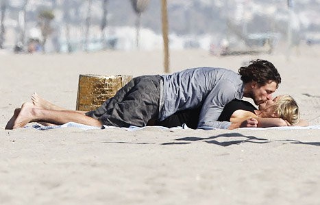 https://www.aceshowbiz.com/images/news/sharon-stone-gets-steamy-with-boy-toy-in-venice-beach.jpg