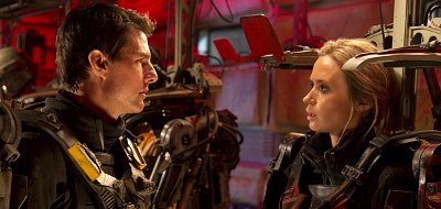 Tom Cruise's Bill conversing with Special Forces soldier played by Emily Blunt