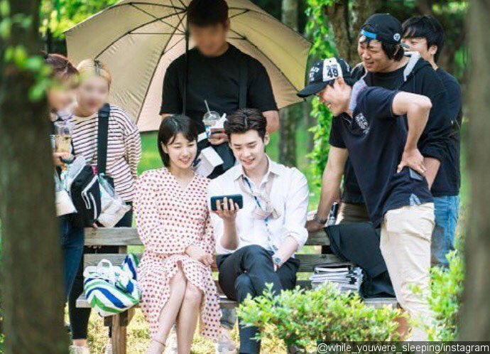 While You Were Sleeping Reveals On Set Pic Of Suzy And Lee Jong Suk As They Wrap Up Filming