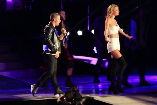 Video: Taylor Swift Brings Out Nick Jonas for 'Jealous' During '1989 ...