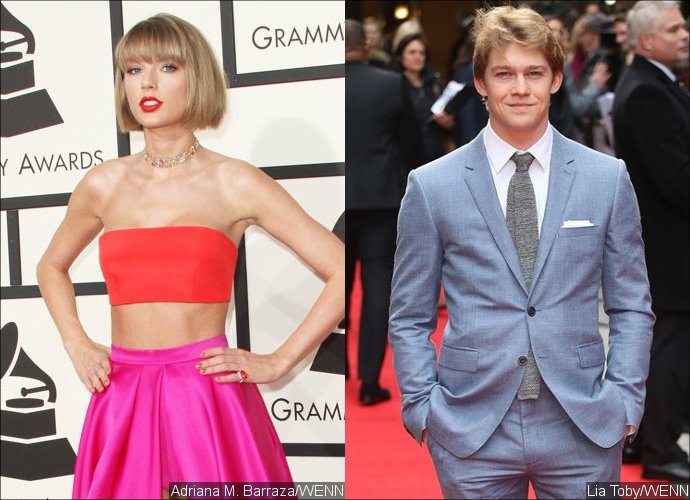 Taylor Swift's Mom 'Totally Approves' of Her Relationship With Joe Alwyn