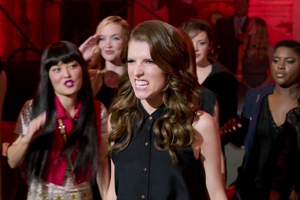 The Bellas Has a Riff-Off With the Green Bay Packers in 'Pitch Perfect ...