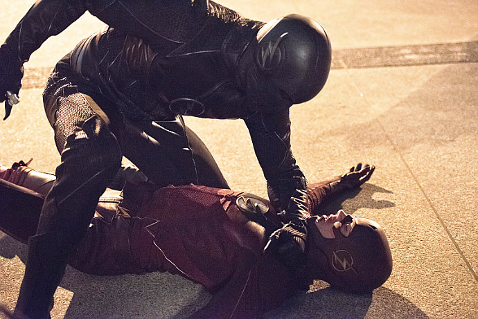 'The Flash' Photos Show Barry's Encounter With Zoom
