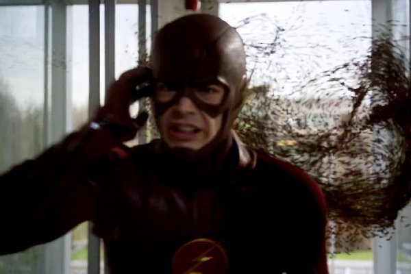 'The Flash' WonderCon Trailer Features New Villains and Surprise Kiss