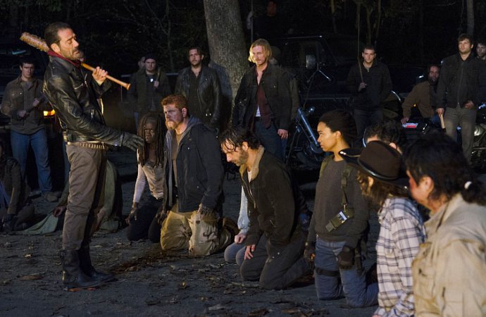 'The Walking Dead' Showrunner Teases 'a Hard Goodbye' and 'Unthinkable Dangers' in Season 7
